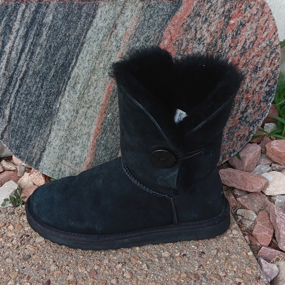 UGG Bailey button black leather shearling lined boots womens 7 - Picture 2 of 10